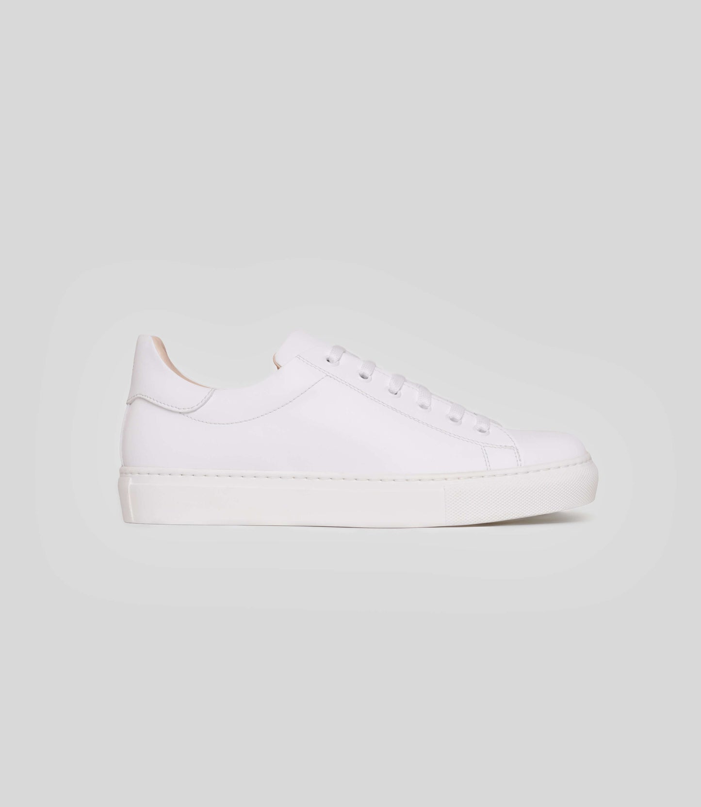 Veganer Sneaker L1 in Weiß, handgefertigt aus Mikrofaser und Biomaterialien, ideal für den Alltag.