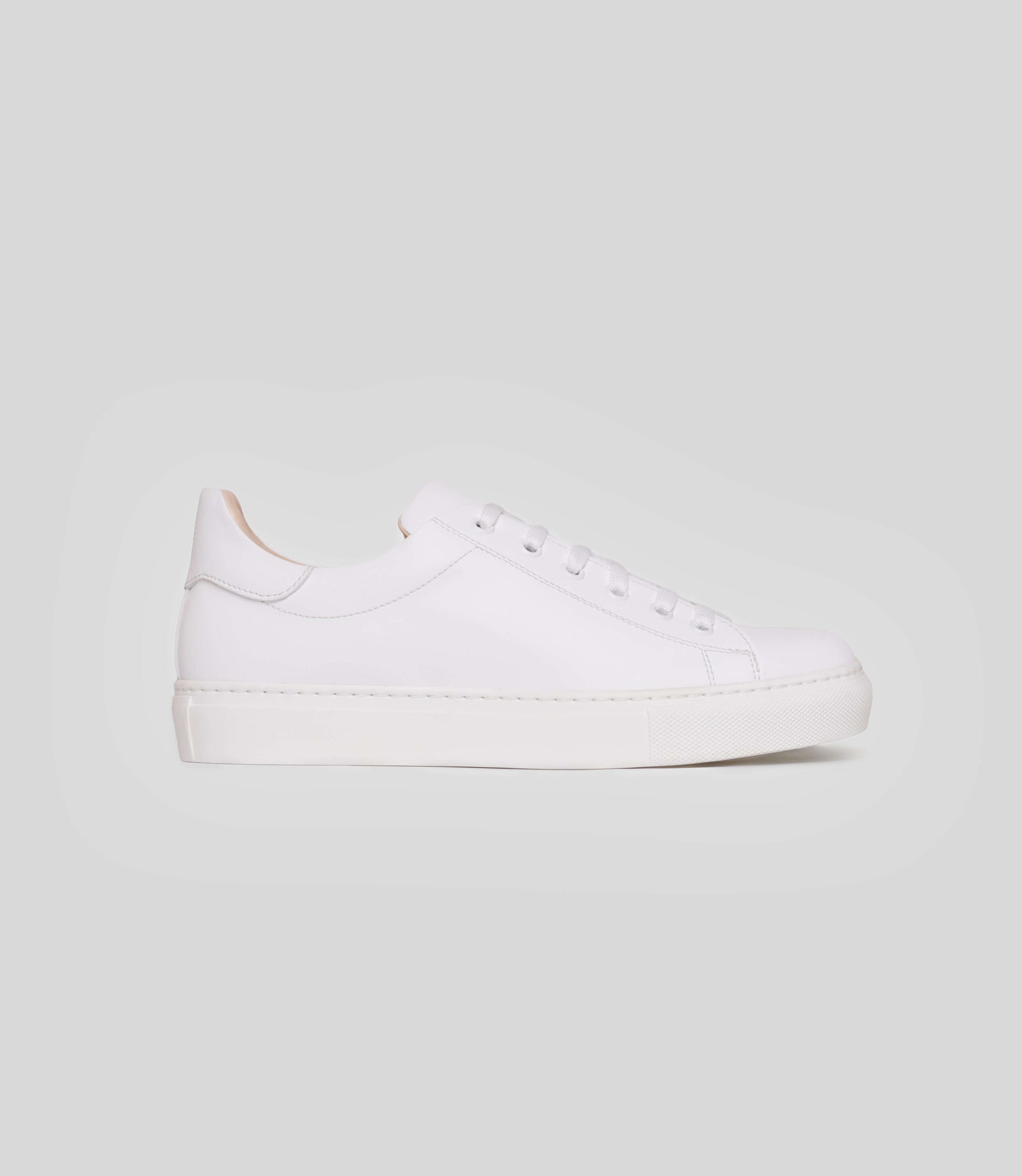 Veganer Sneaker L1 in Weiß, handgefertigt aus Mikrofaser und Biomaterialien, ideal für den Alltag.